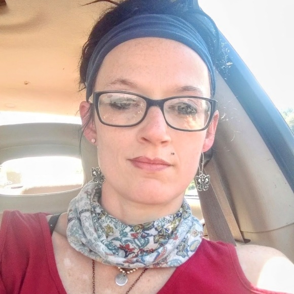 Meet your Posher, Amanda - Picture 3 of 3